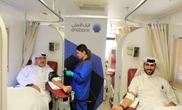 البنك الأهلي ينظم حملة للتبرع بالدم بالتعاون مع مؤسسة حمد الطبية